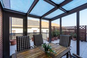 Mollys Apartment - 2 bdrms, terrace, parking