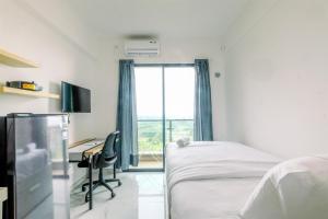 Modern Look and Comfy Studio at Sky House BSD Apartment By Travelio