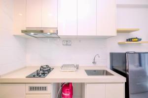 Modern Look and Comfy Studio at Sky House BSD Apartment By Travelio