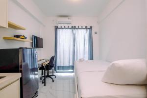 Modern Look and Comfy Studio at Sky House BSD Apartment By Travelio
