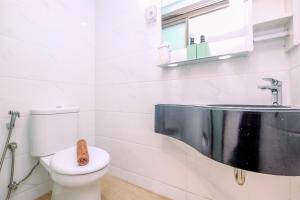 Modern Look and Comfy Studio at Sky House BSD Apartment By Travelio