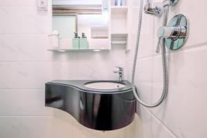 Modern Look and Comfy Studio at Sky House BSD Apartment By Travelio