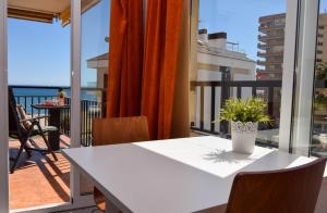 Ref 228 Apartamento de 1 dormitorio con vistas al mar en primera línea de playa en Los Boliches