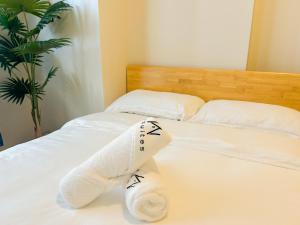 Modern 1BR w Exclusive Pool Access