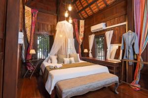 Authentic Thai Villa with Open-Air Living & Pool-Central-Huahin