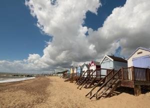Lovely Caravan With Decking And Wifi At Suffolk Sands Holiday Park Ref 45017B