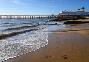 Lovely Caravan With Decking And Wifi At Suffolk Sands Holiday Park Ref 45017B