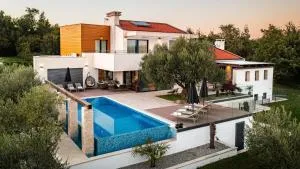 Stylish Villa Pedena with a pool and a gym - Benažići