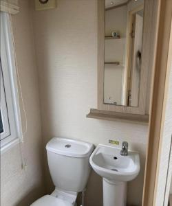 Homely 6 Berth Caravan With Full Decking At Kessingland Beach Ref 90046Bc