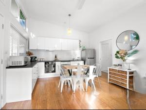 Once Upon A Tide 700m to Umina Beach Modern 3 bedroom 5 bed home