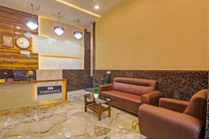 Super Townhouse Centre Point Inn Near Esplanade Metro Station