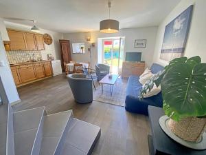 Maisons de vacances Longere au calme a Larmor-Plage, proche plage et commerces, jardin privatif et parking couvert - FR-1-349-101 : photos des chambres