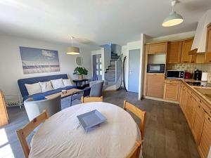 Maisons de vacances Longere au calme a Larmor-Plage, proche plage et commerces, jardin privatif et parking couvert - FR-1-349-101 : photos des chambres