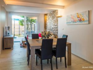 Maisonette en pierre rénovée avec jardin à 100m de la plage - 56 couchages et Wi-Fi - FR-1-349-179