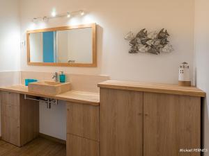 Maisons de vacances Maisonette en pierre renovee avec jardin a 100m de la plage - 5/6 couchages et Wi-Fi - FR-1-349-179 : photos des chambres