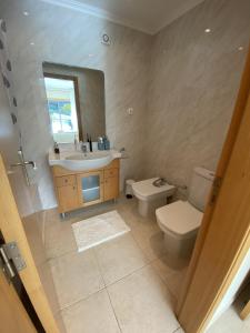 Charmant appartement, calme avec vue piscine, 1km de la plage, Olhos de Água