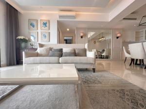 Lavish The Peak 2BR Apartment in Tunjungan Plaza 5 Surabaya City Centre by Le Ciel Hospitality