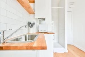 Studio with a panoramic view of the Eiffel Tower