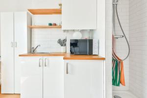 Studio with a panoramic view of the Eiffel Tower