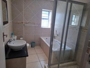 OosiesRus - Charming Langebaan Villa with Garden View