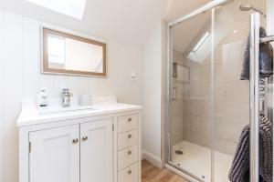 Luxury barn Retreat - sleeps 2-4, quiet location with parking