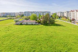 Spacious Apartment with Parking and Balcony by Noclegi Renters