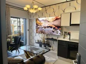 Up Market Elegant Luxury Smart Home Getaway - Avalon