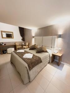 Quadruple Room (4 Adults) - Split Level room in Al Canal Regio