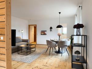 Kuckucksnest mit Sonnenbalkon am Wald mit Grillplatz