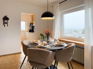 Kuckucksnest mit Sonnenbalkon am Wald mit Grillplatz