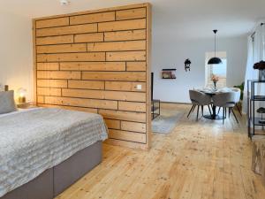 Kuckucksnest mit Sonnenbalkon am Wald mit Grillplatz