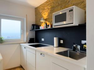 Kuckucksnest mit Sonnenbalkon am Wald mit Grillplatz