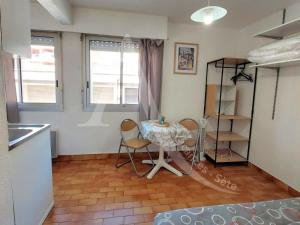 Studio entre vie de quartier et plages