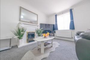 Sleeps 5 - Private Garden- Free Parking