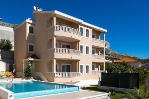 Wohnung In Dugi Rat Mit Großer Terrasse - 4hvězdičkové hotely ve městě Dugi Rat