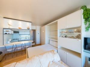 Studio with sea view and parking space