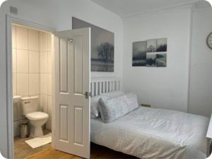 Beautiful six bedroom townhouse citybreak close to city centre