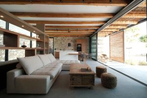 Barefoot Luxury Eressos Apartments