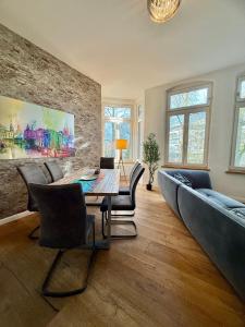 Modern 6 bathroom villa in the city