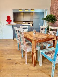 Modern 6 bathroom villa in the city