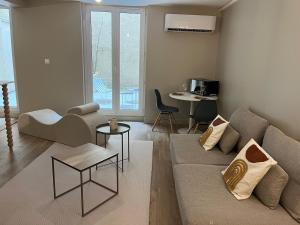 Appartements Suite Romantique - Love Room Valence Amour et Bulles - Jacuzzi - Lit king size avec miroir XXL - Terrasse - Drome Ardeche : photos des chambres