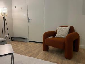 Appartements Suite Romantique - Love Room Valence Amour et Bulles - Jacuzzi - Lit king size avec miroir XXL - Terrasse - Drome Ardeche : photos des chambres