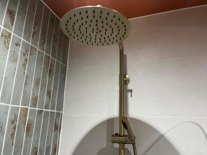 Appartements Suite Romantique - Love Room Valence Amour et Bulles - Jacuzzi - Lit king size avec miroir XXL - Terrasse - Drome Ardeche : photos des chambres