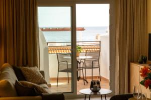 Beachfront Apartment with Rooftop Terrace - Manilva - La Duquesa