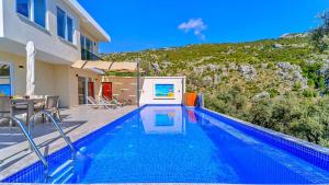 2 Bedroom Luxury Villa - Private Garden and Pool