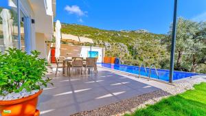 2 Bedroom Luxury Villa - Private Garden and Pool