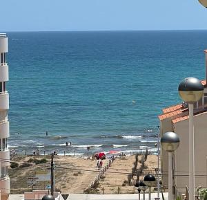 Apartamento en Arenales del Sol con terraza y vistas al mar