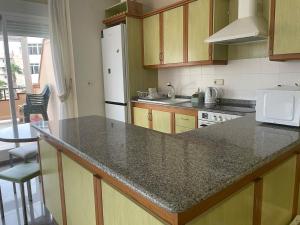 Apartamento en Arenales del Sol con terraza y vistas al mar
