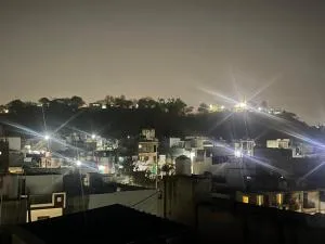 Hilltop Retreat Near Gomatgiri - Maheshwar