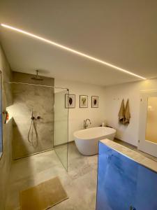 Seenland-Studio I 75 qm I Boxspringbett I Garten I Luxus-Bad